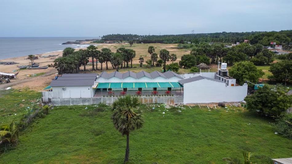 Auro Beach Resort 蓬蒂切里 外观 照片